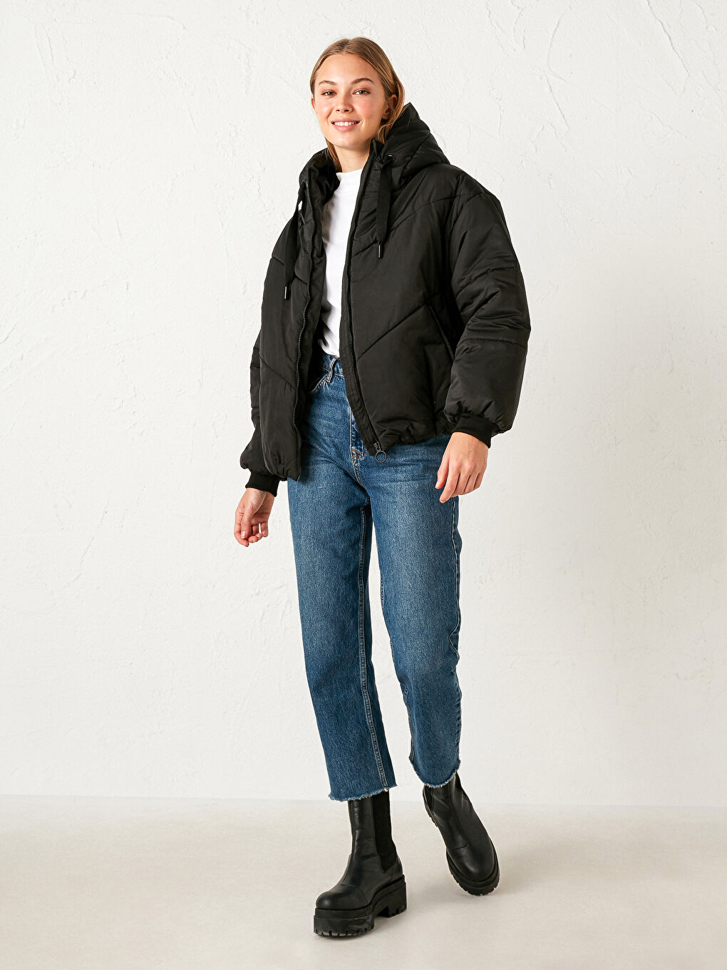 Siyah Kapüşonlu Uzun Kollu Kadın Şişme Mont-4