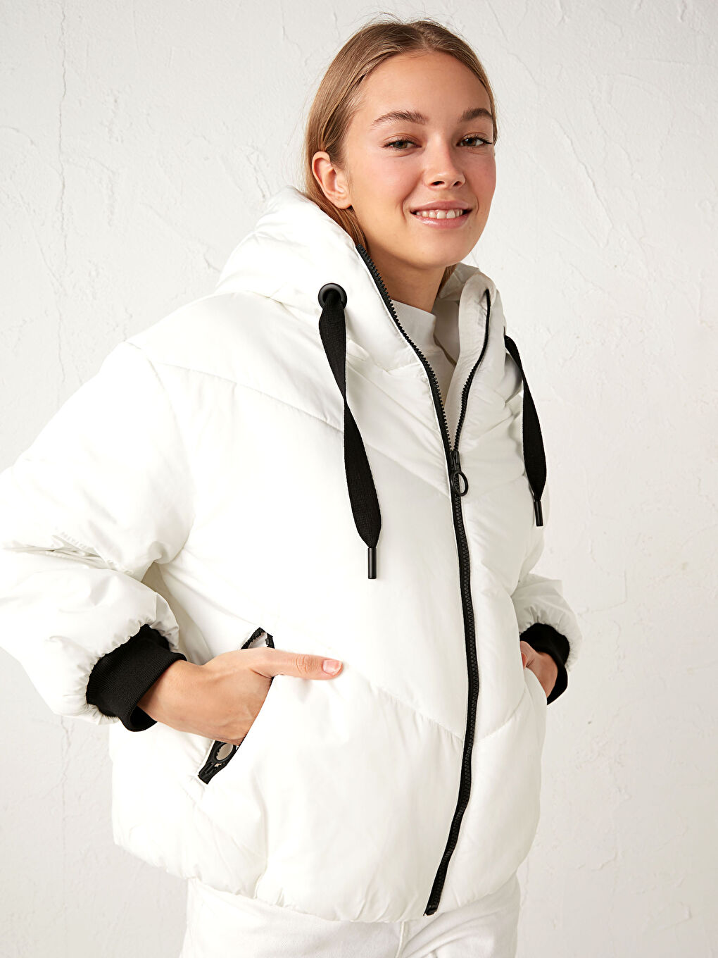 Women's Down Jacket With Hooded Long Sleeve