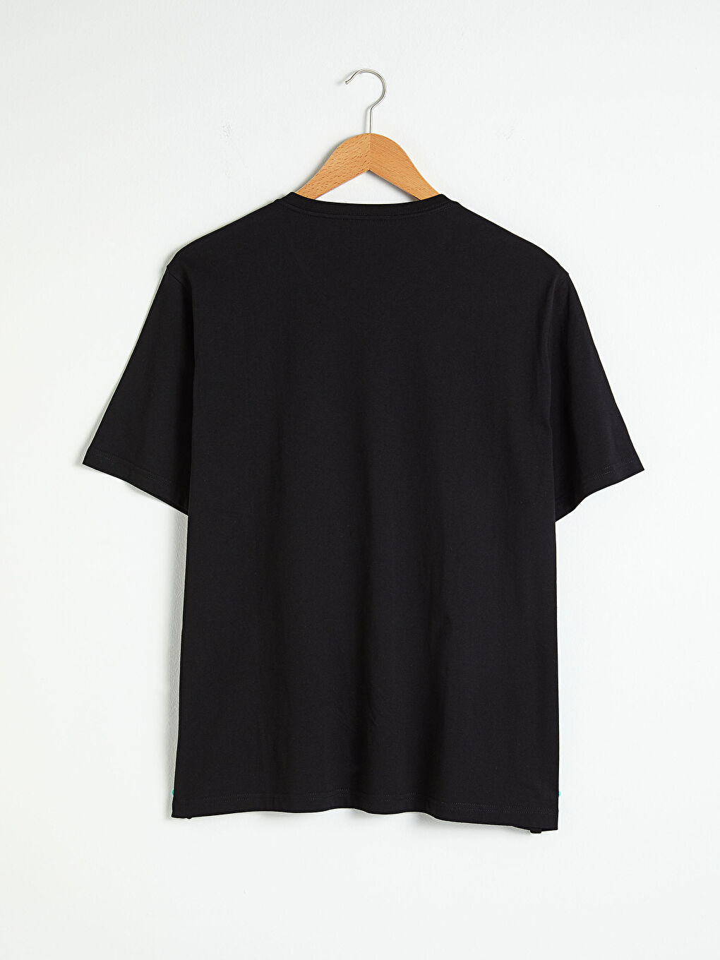 تي شيرت بيزك بياقة على شكل حرف V وقصة مريحة-1