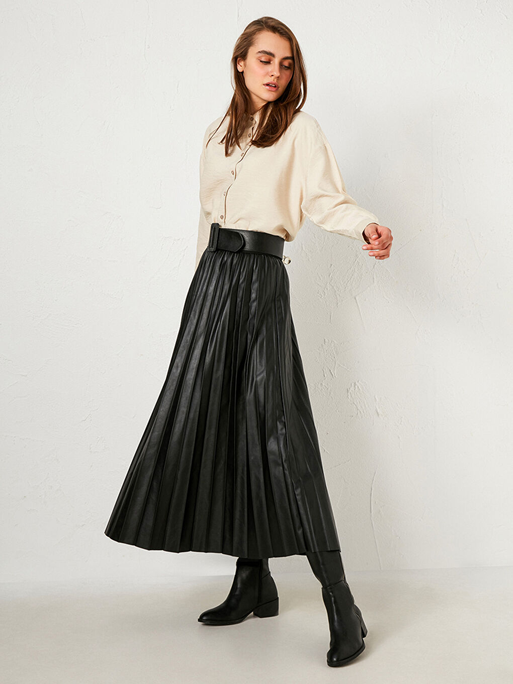 Siyah Deri Görünümlü Uzun Pileli Etek-1