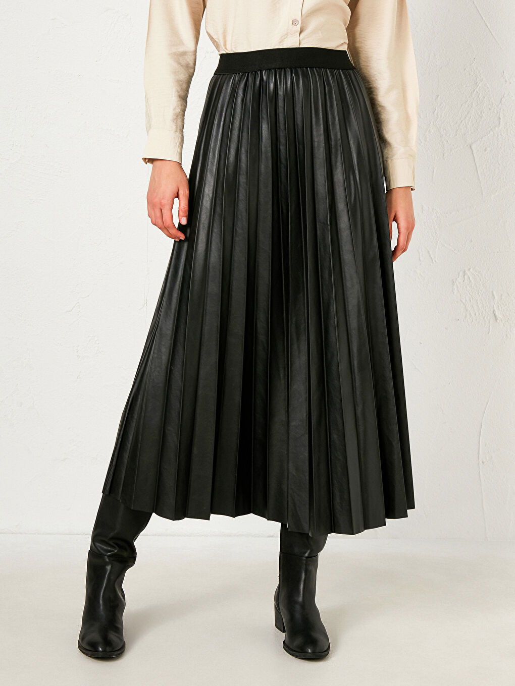 Siyah Deri Görünümlü Uzun Pileli Etek-3