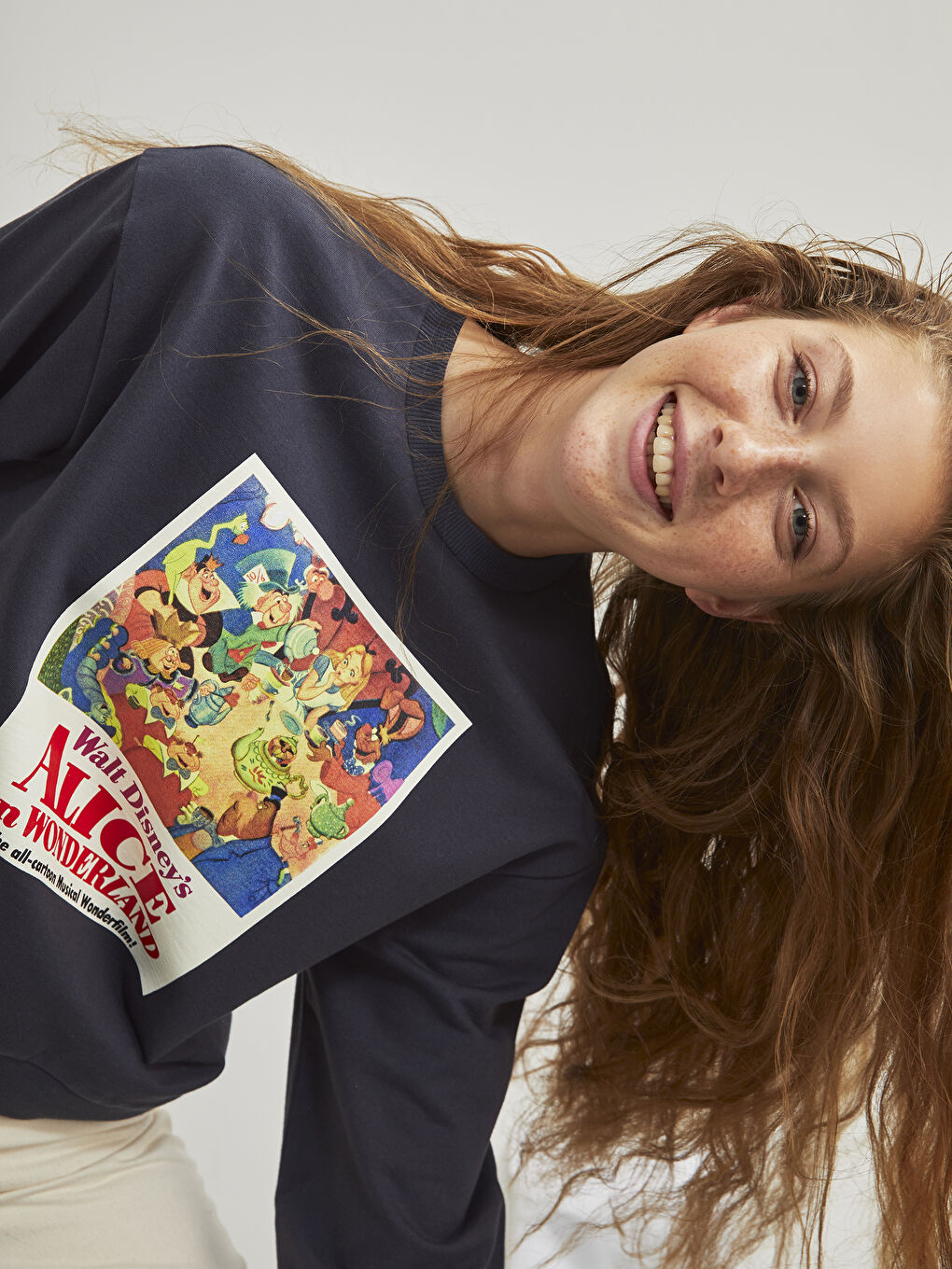 Свитшот с принтом Алиса в Зазеркалье-1