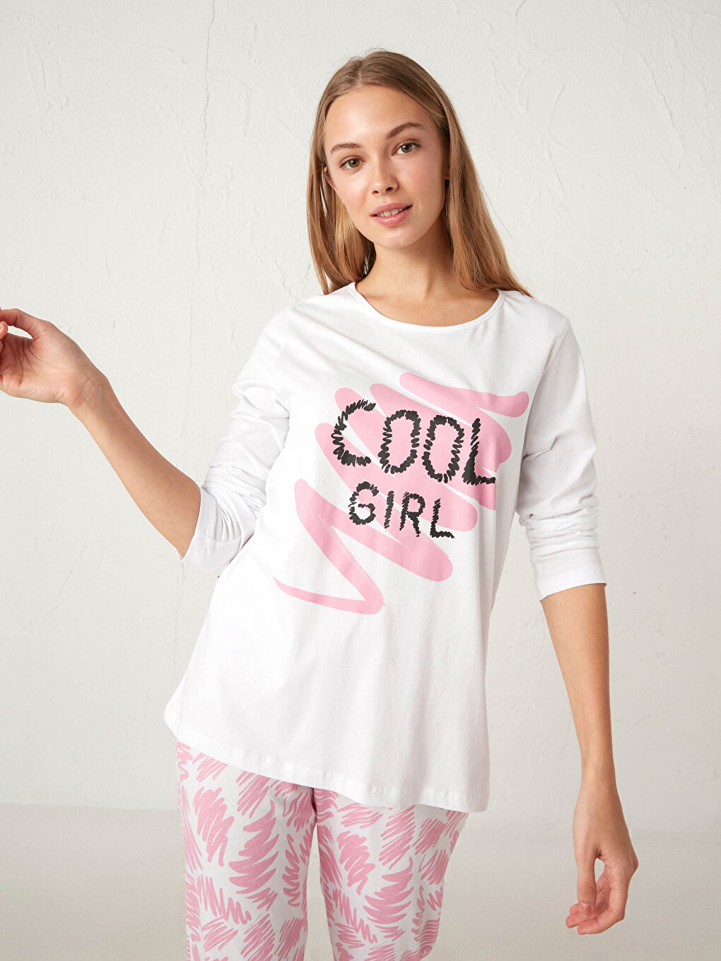 Beyaz Yazı Baskılı Pijama Takımı