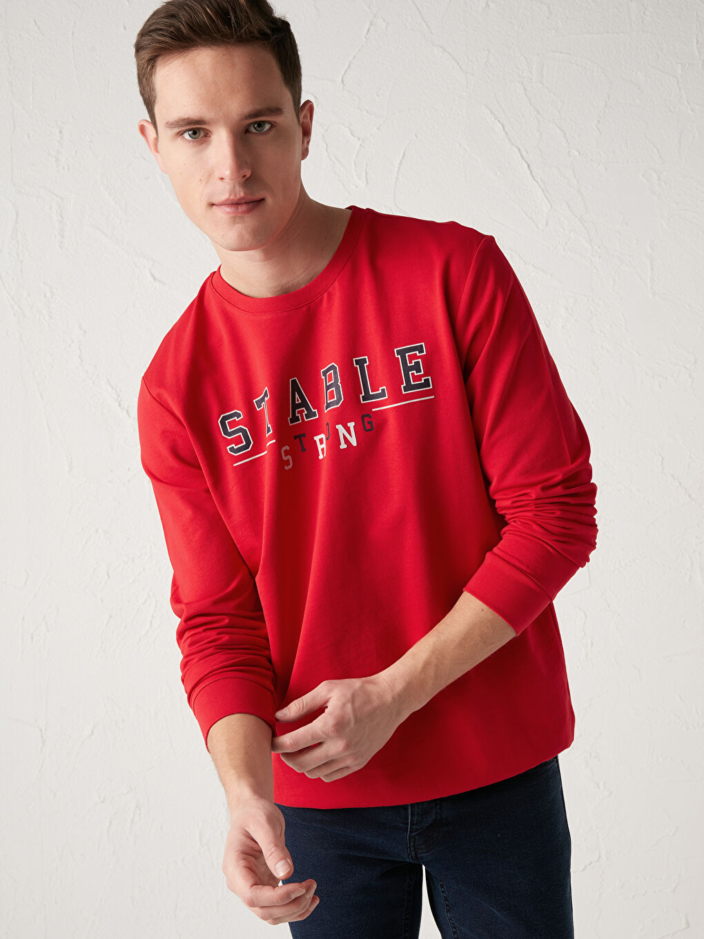 سويت شيرت مطبوع برقبة دائرية نحيف