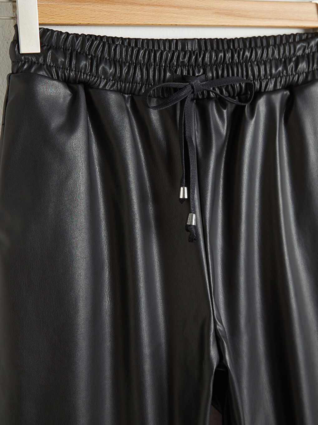 Siyah Beli Lastikli Deri Görünümlü Pantolon-8