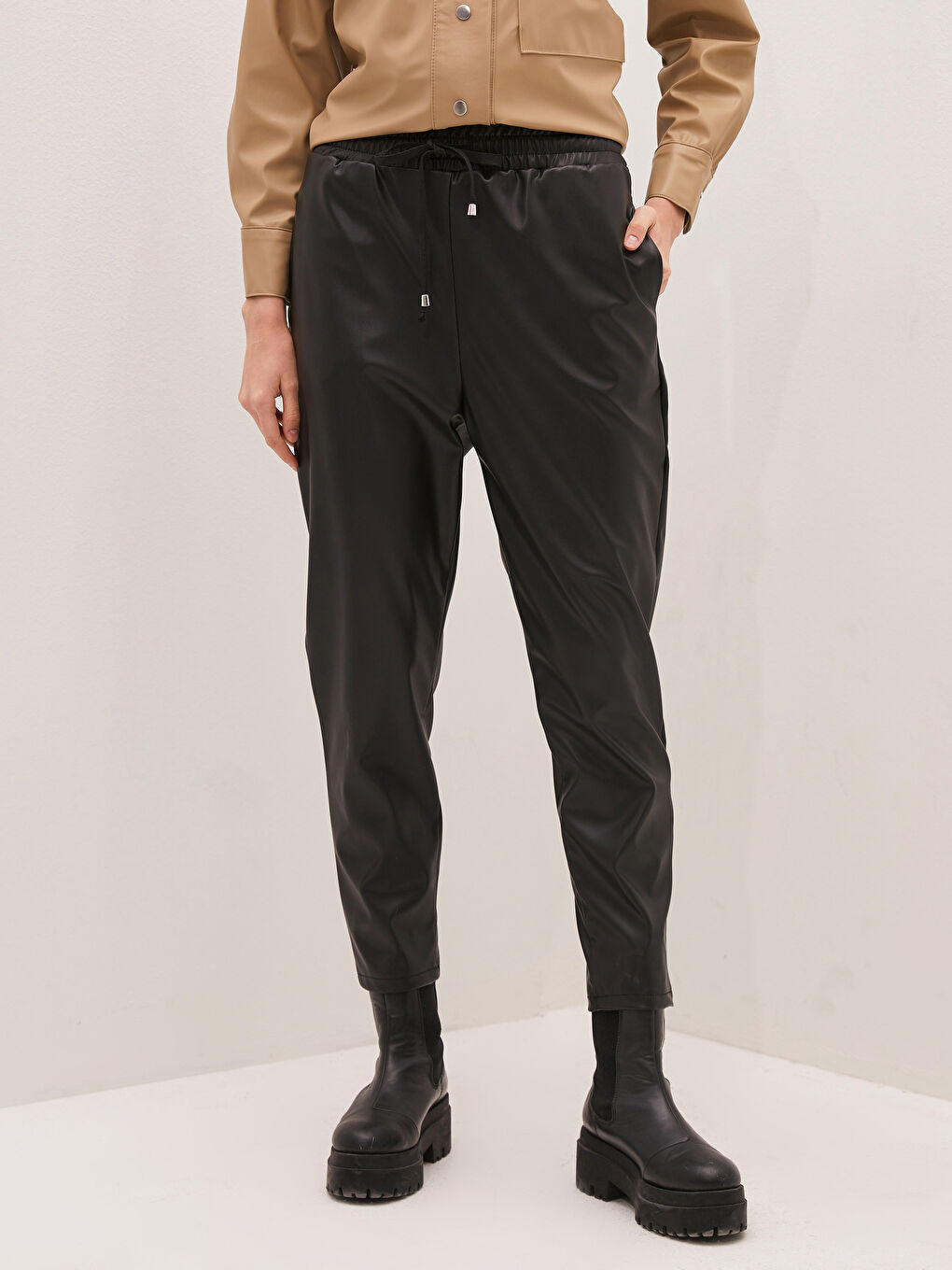 Siyah Beli Lastikli Deri Görünümlü Pantolon-3