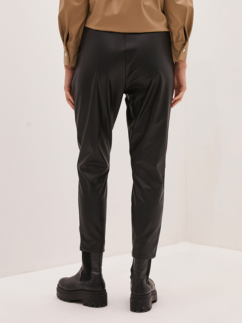 Siyah Beli Lastikli Deri Görünümlü Pantolon-4