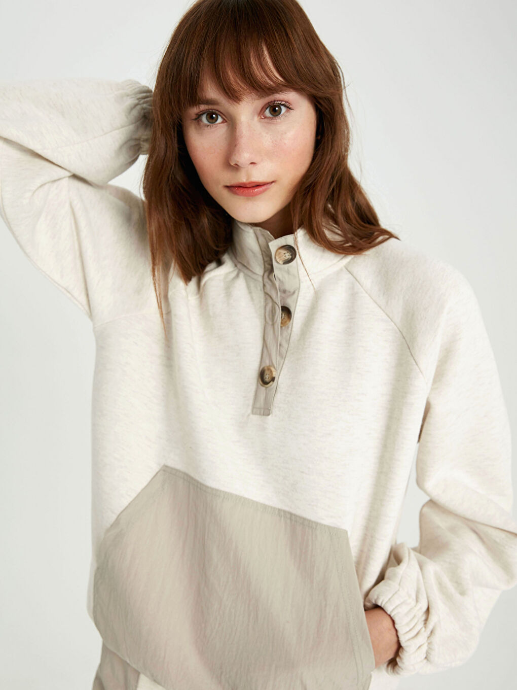 Bej Yakası Düğme Detaylı Kadın Kalın Sweatshirt