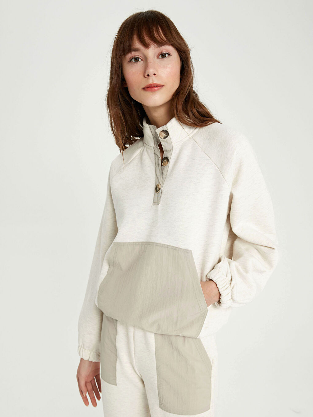 Bej Yakası Düğme Detaylı Kadın Kalın Sweatshirt-1