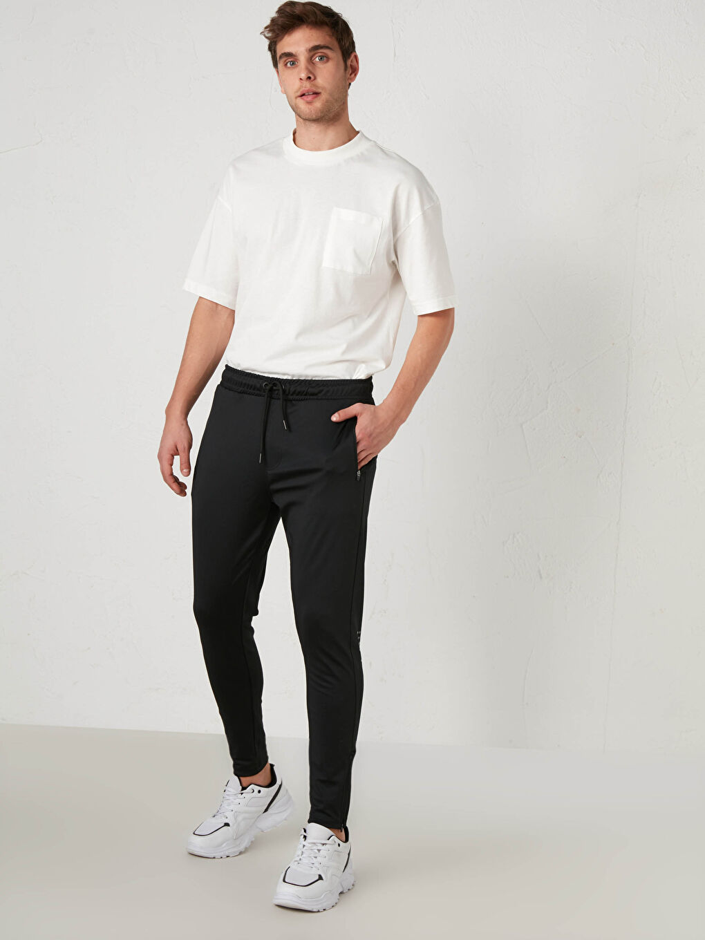 Siyah Standart Kalıp Aktif Spor Eşofman Altı