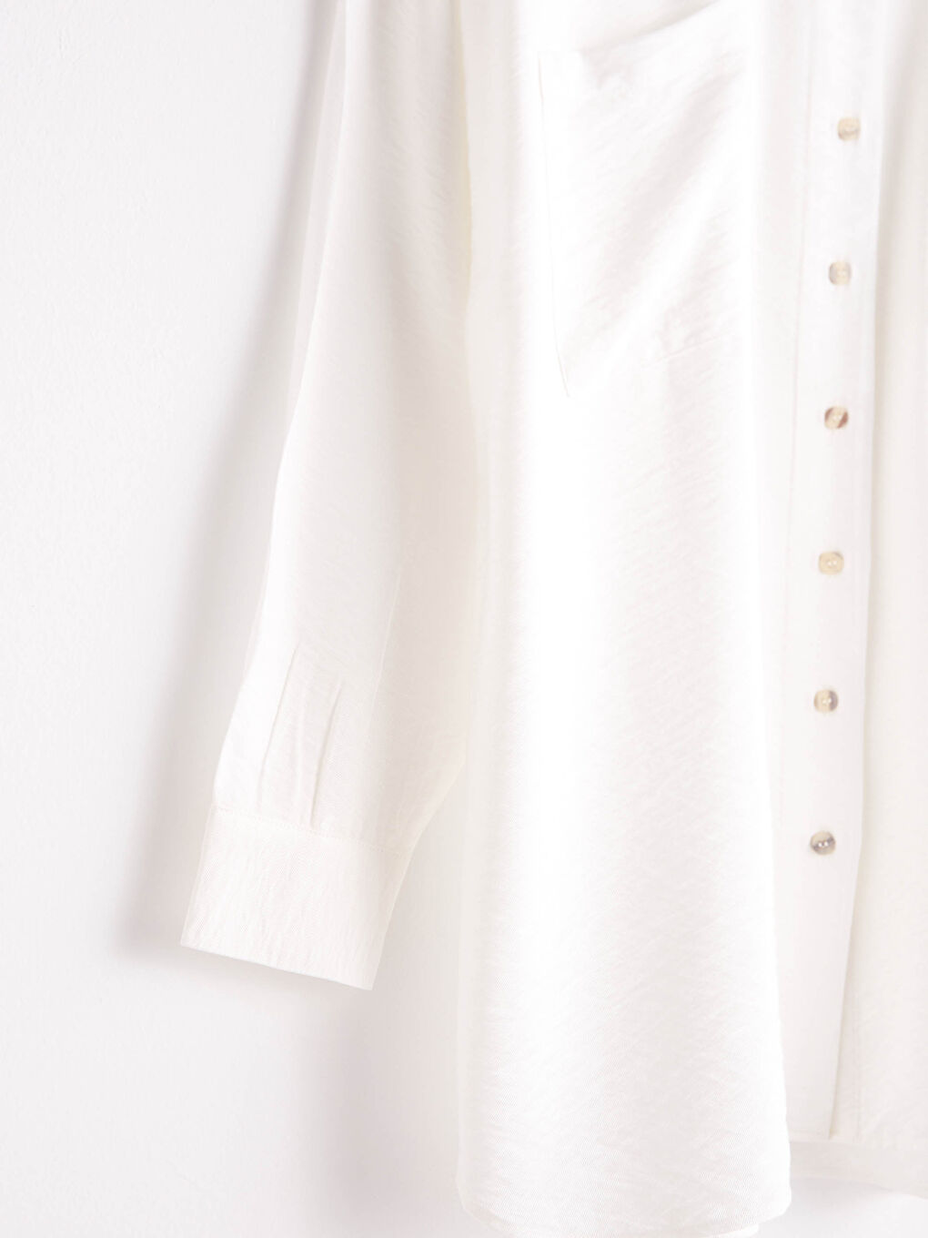 Beyaz Önden Düğme Kapamlı Düz Uzun Kollu Viskon Kadın Gömlek-8