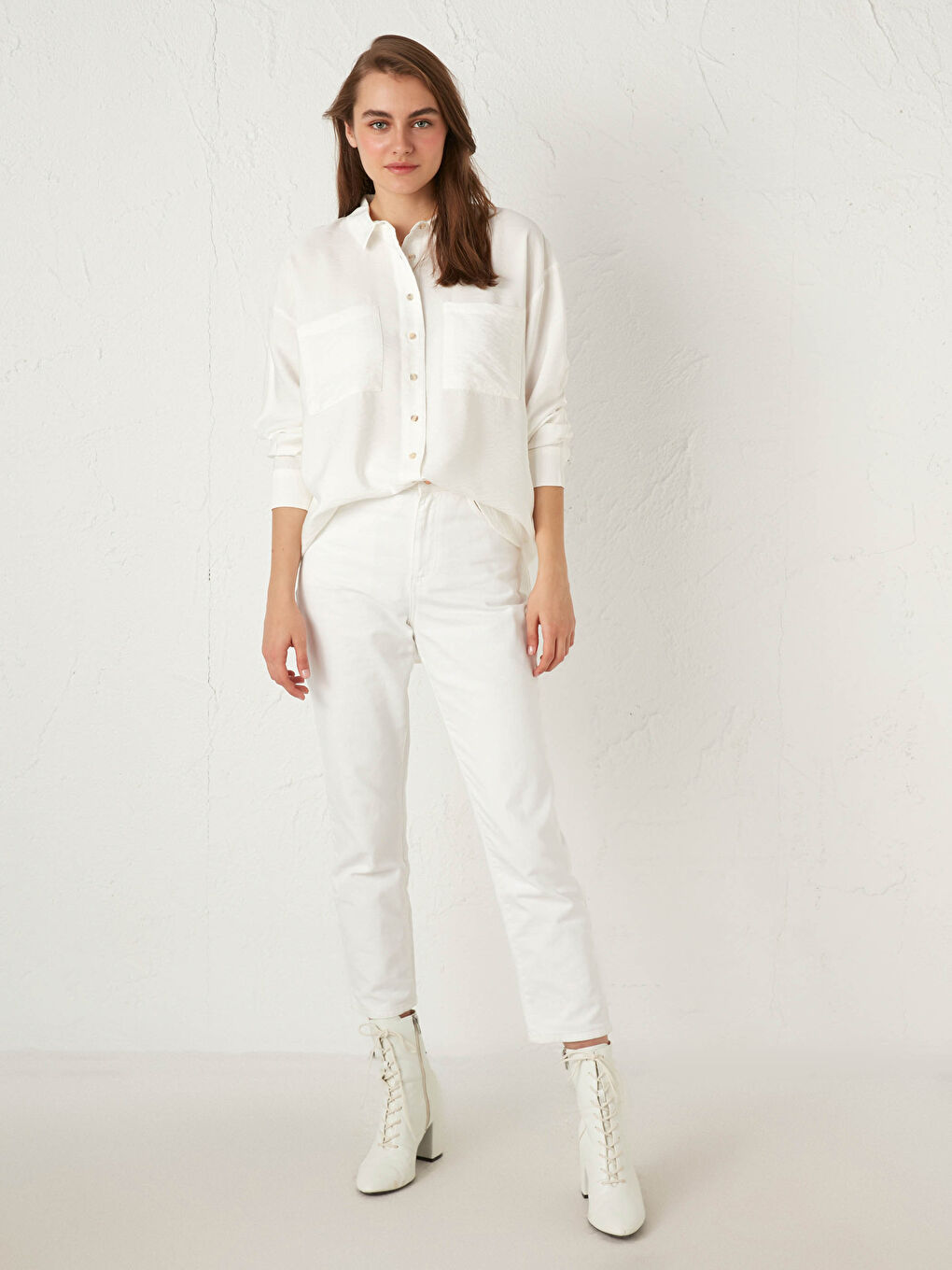 Beyaz Önden Düğme Kapamlı Düz Uzun Kollu Viskon Kadın Gömlek-4