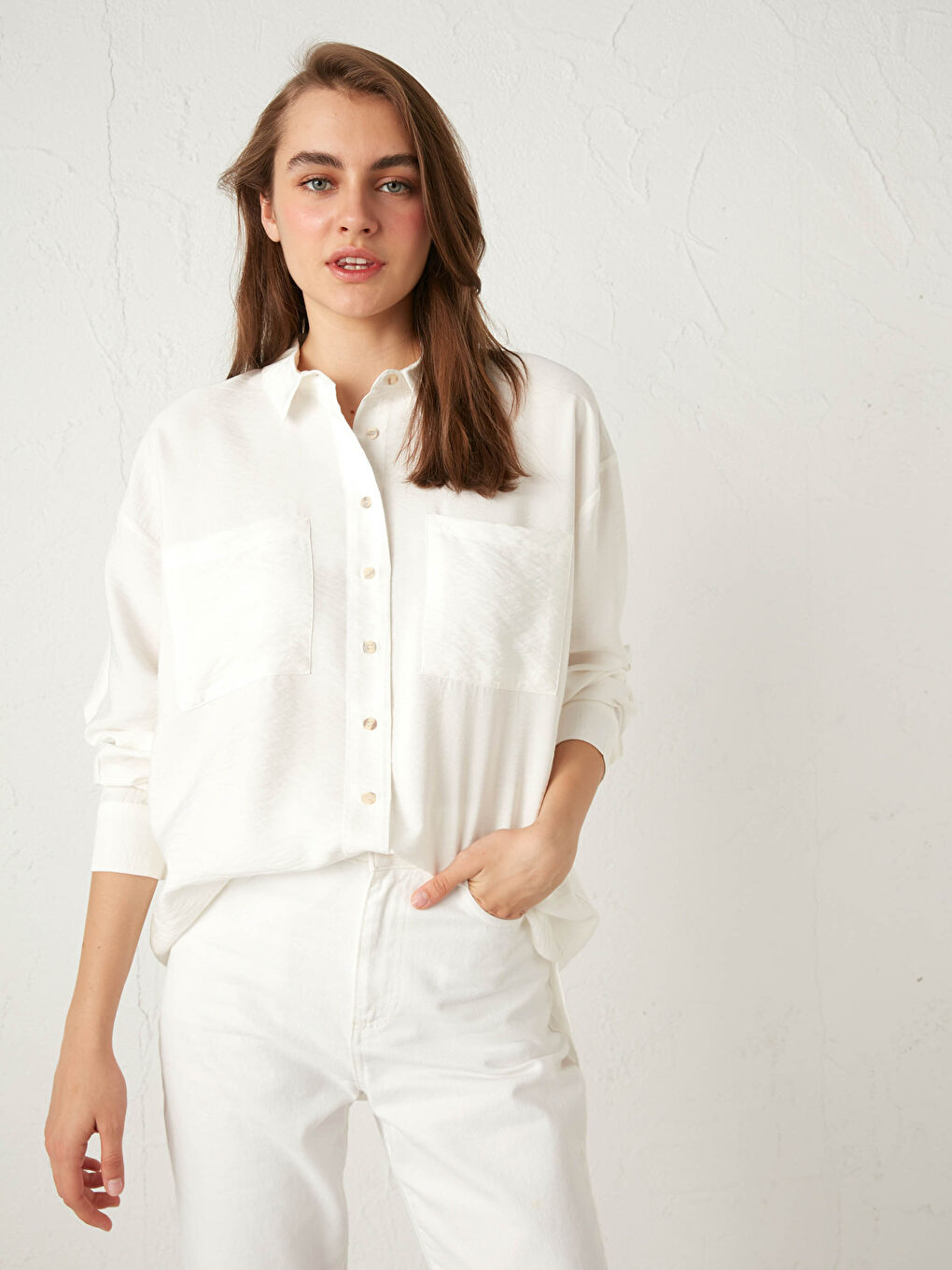 Beyaz Önden Düğme Kapamlı Düz Uzun Kollu Viskon Kadın Gömlek