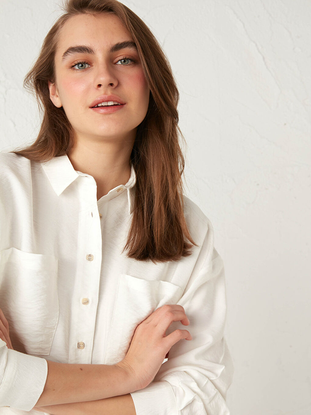 Beyaz Önden Düğme Kapamlı Düz Uzun Kollu Viskon Kadın Gömlek-1