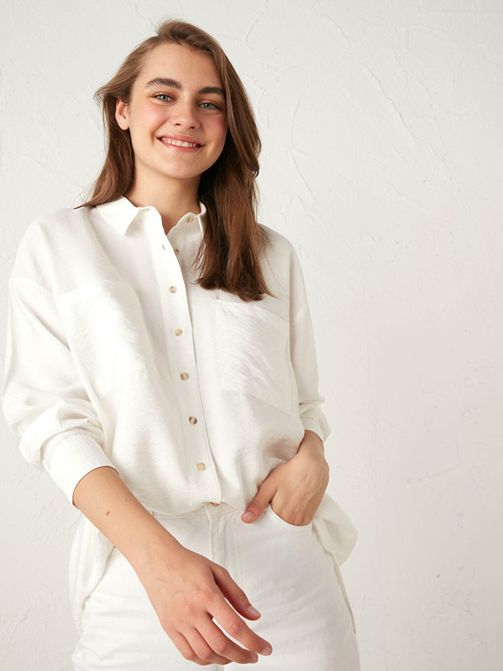 Beyaz Önden Düğme Kapamlı Düz Uzun Kollu Viskon Kadın Gömlek-2