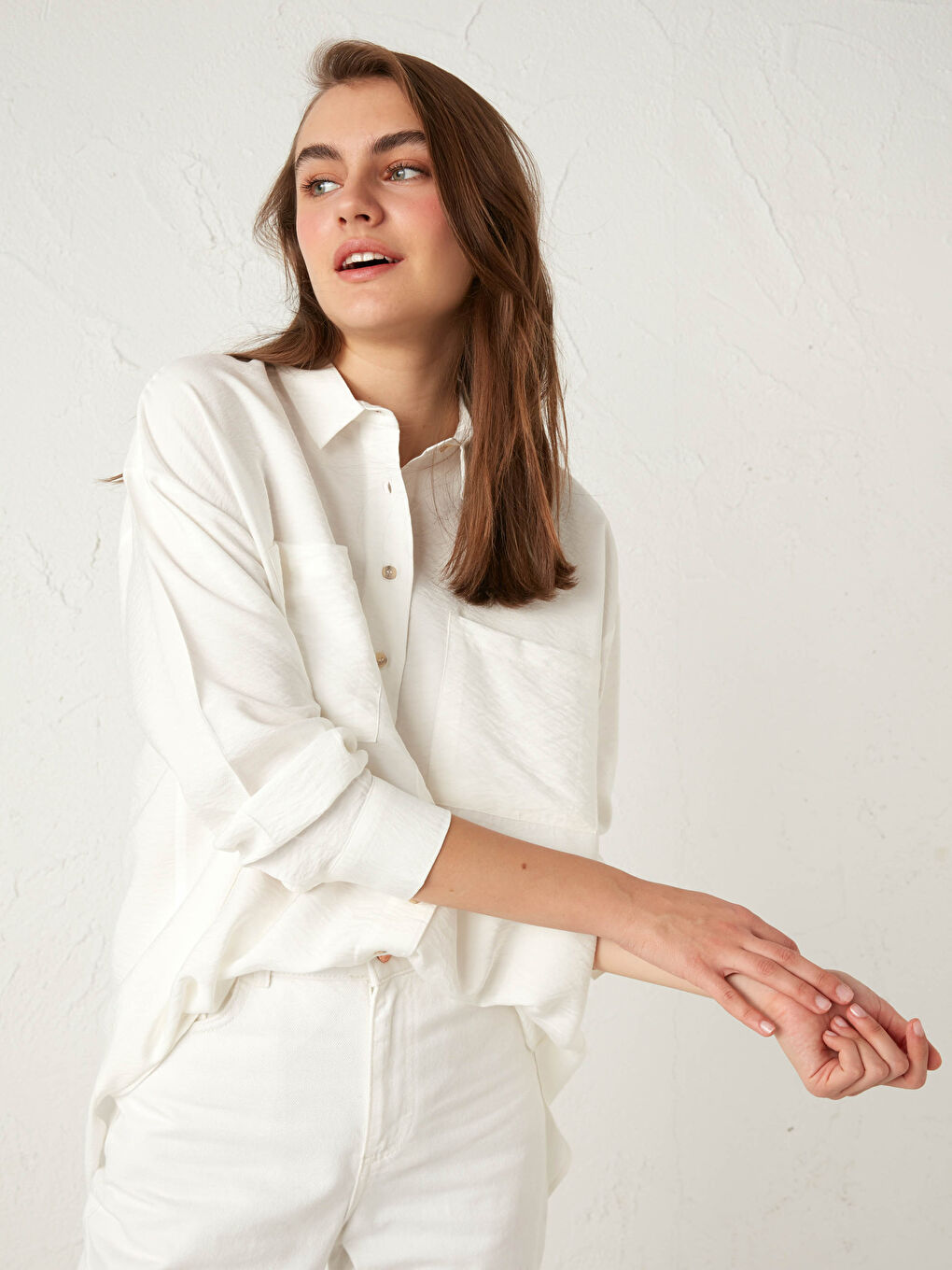 Beyaz Önden Düğme Kapamlı Düz Uzun Kollu Viskon Kadın Gömlek-3