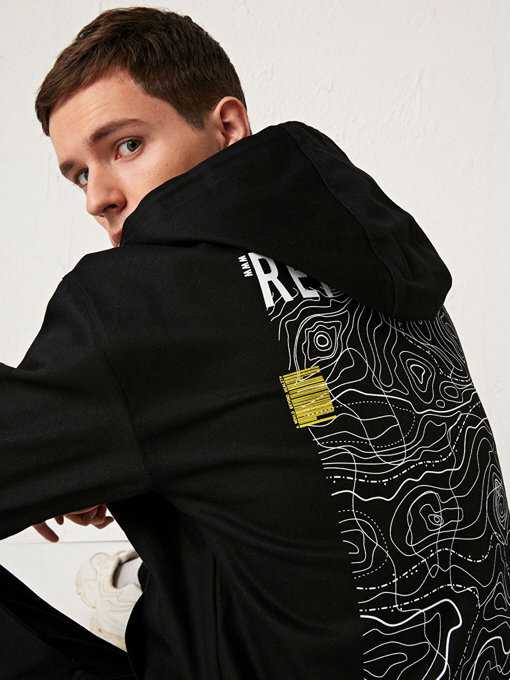 Siyah Standart Kalıp Kapüşonlu Erkek Mont-2