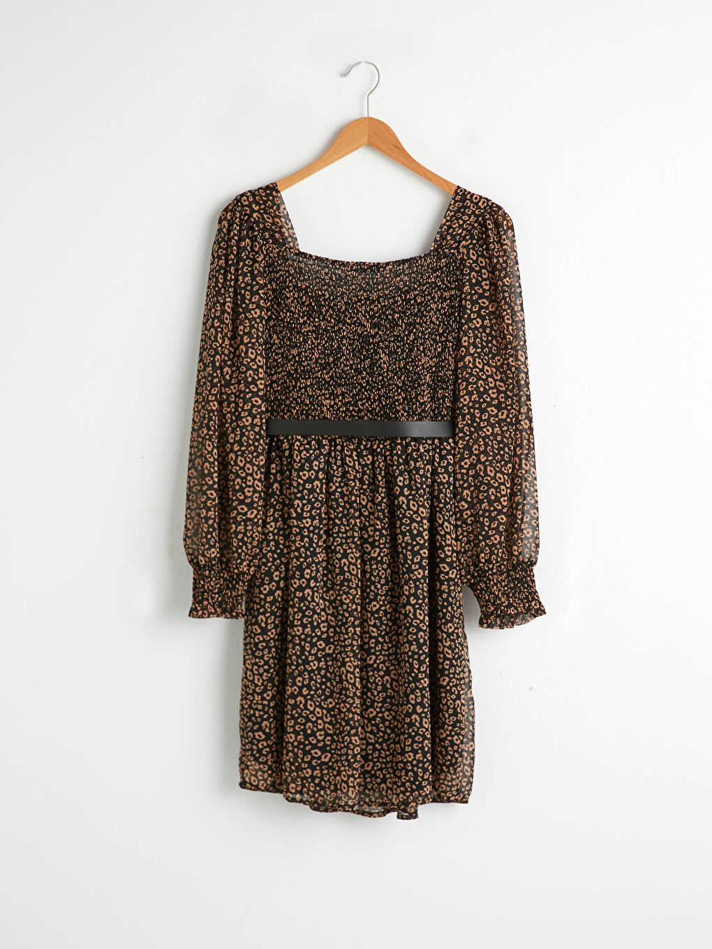 Bedrucktes Kleid mit quadratischem Kragen und Gürtel-7