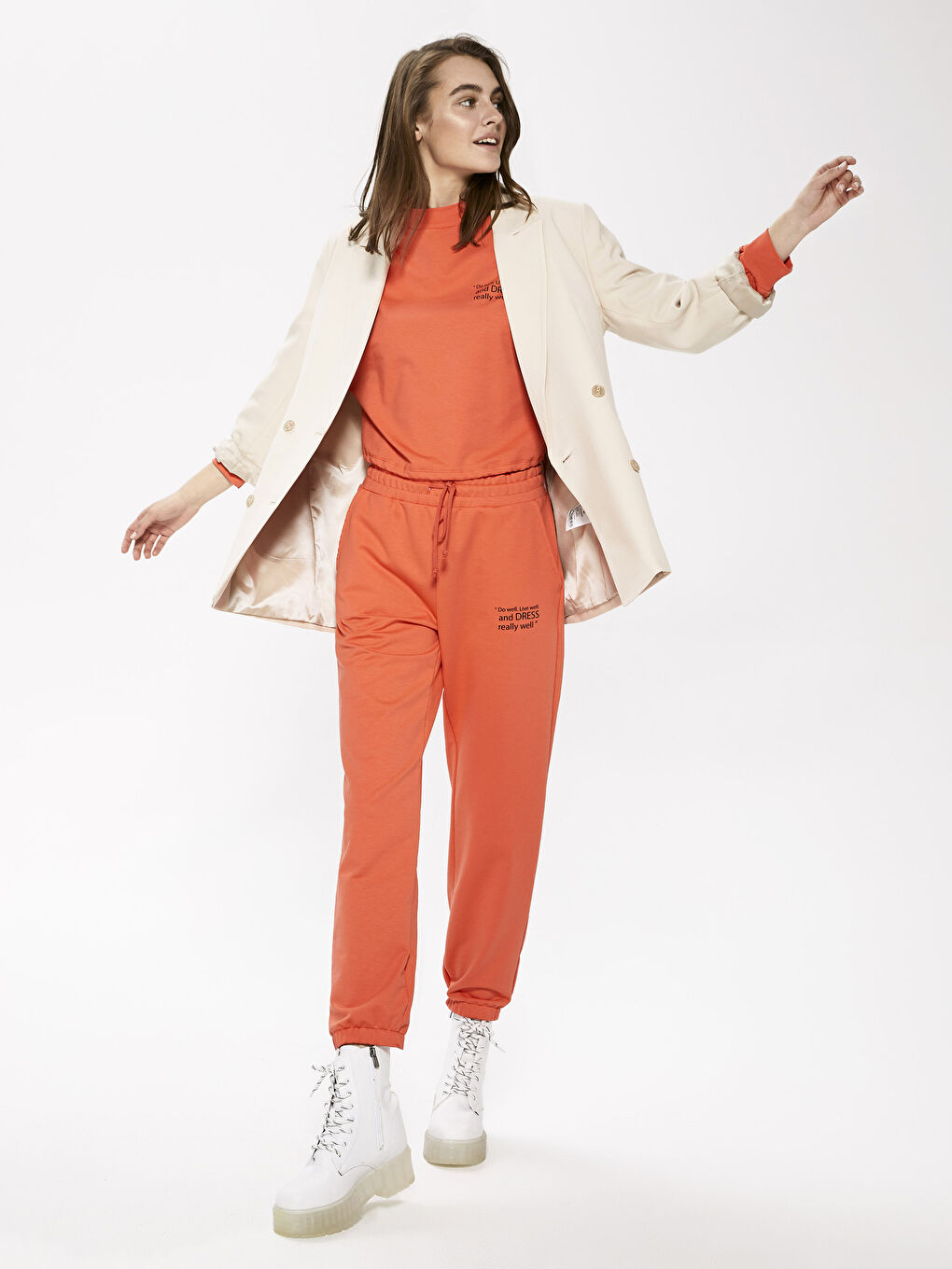 Женские ботинки на толстой подошве со шнуровкой