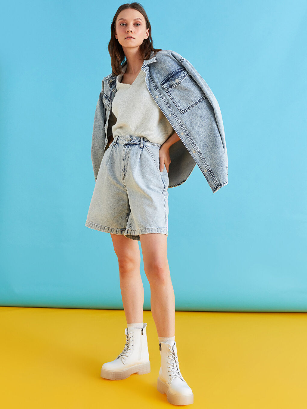 Женские ботинки на толстой подошве со шнуровкой-1