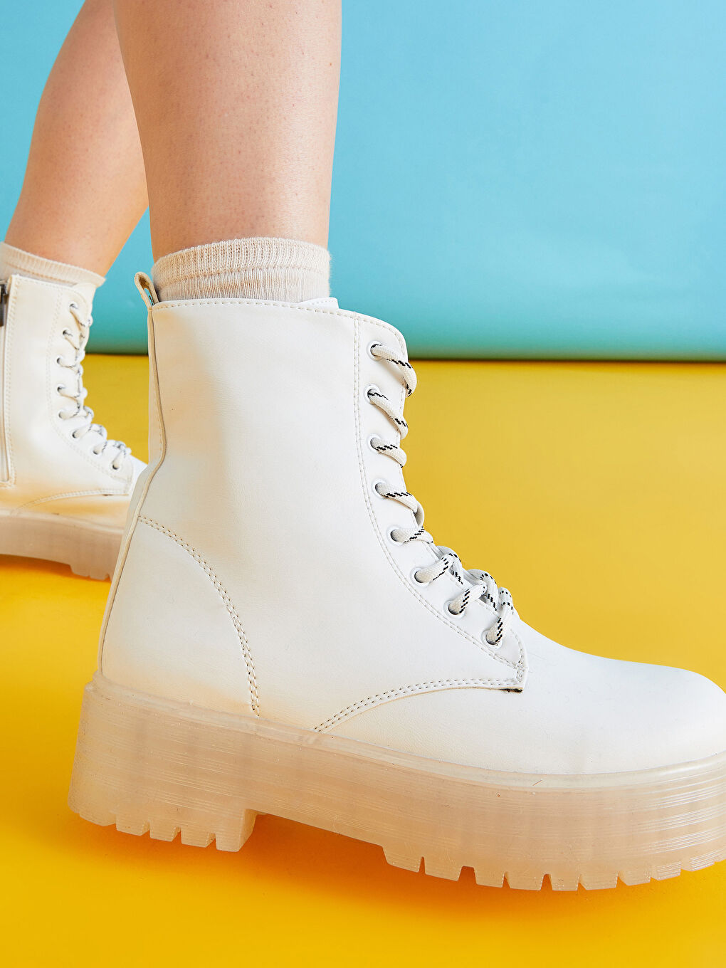 Женские ботинки на толстой подошве со шнуровкой-6