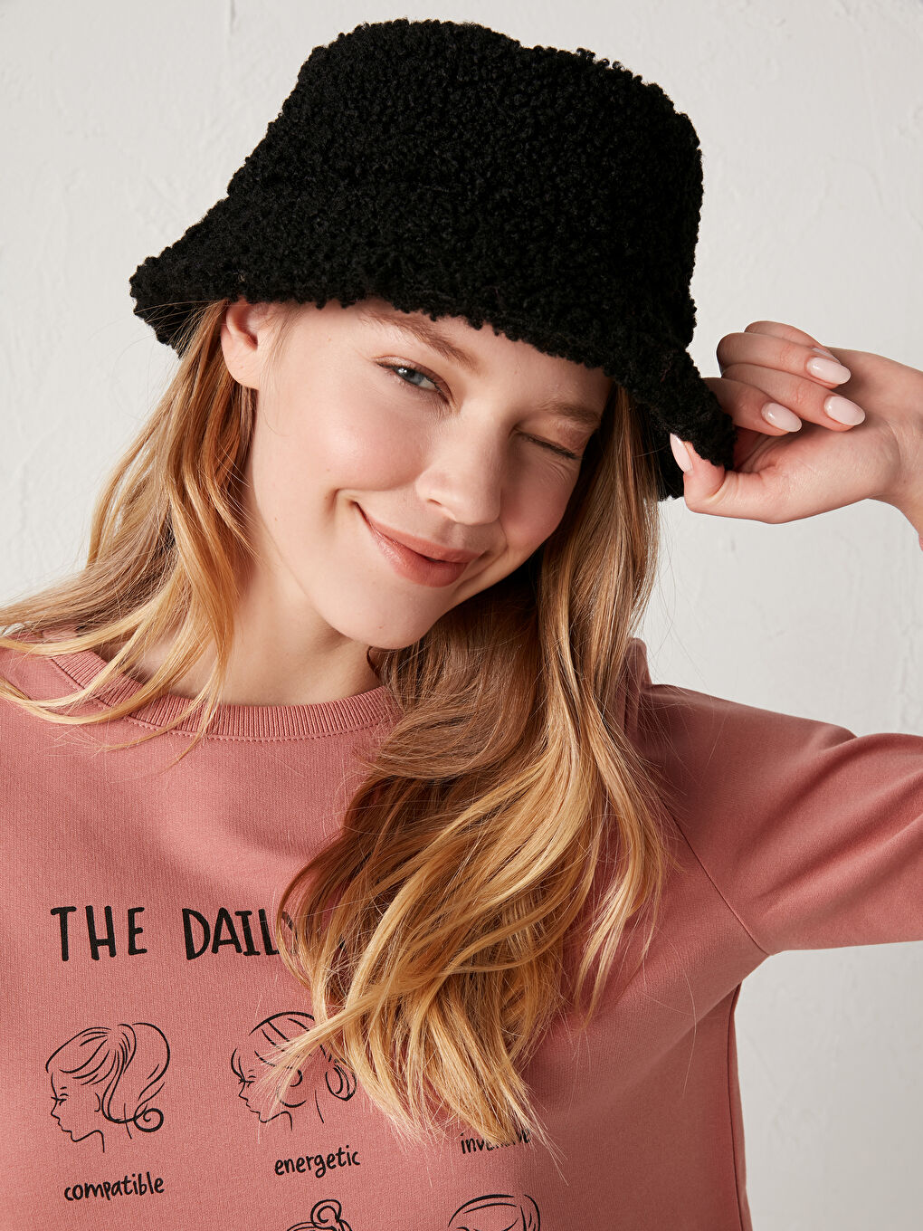 Siyah Kadın Tay Tüyü Bucket Şapka-1