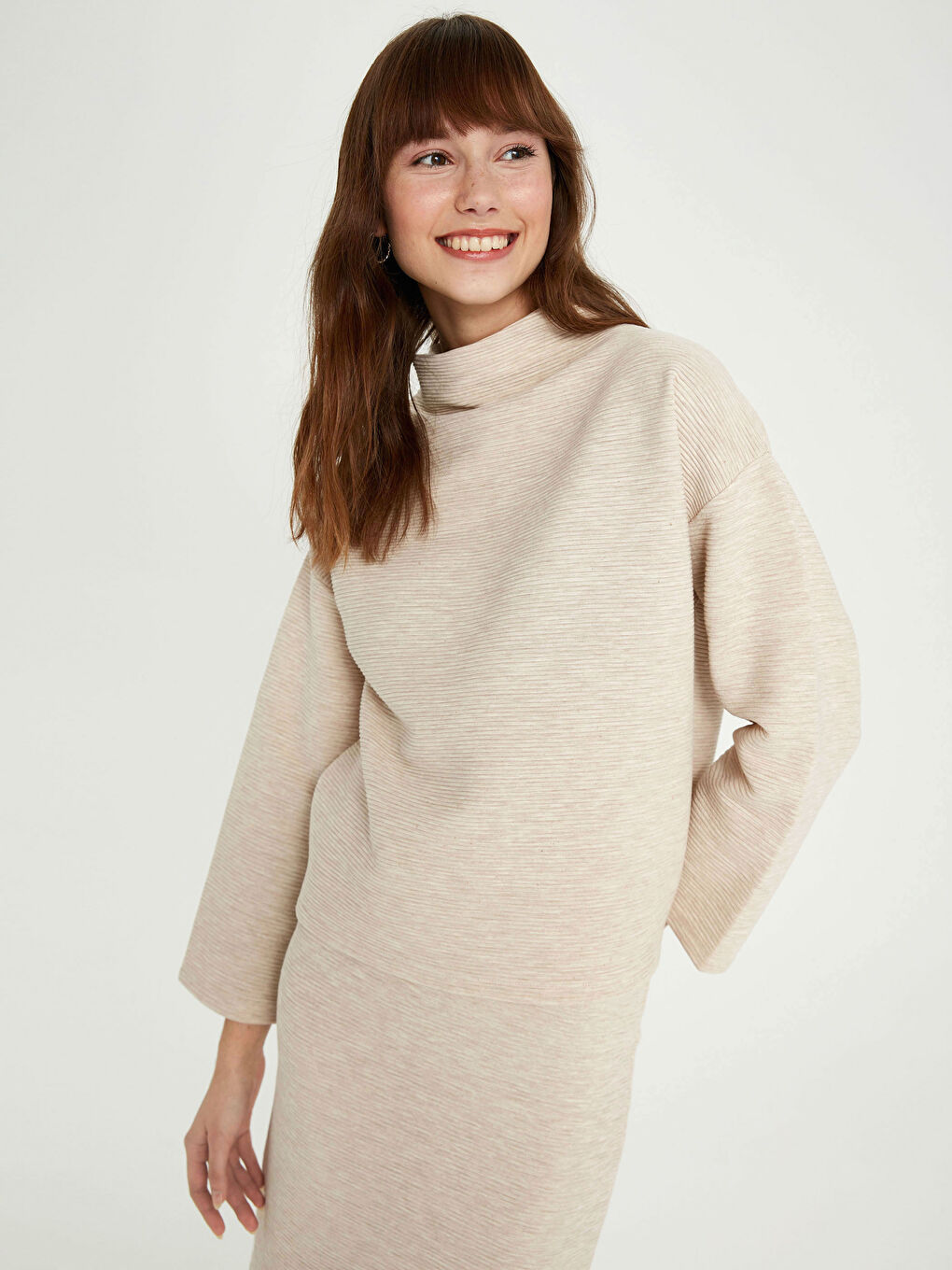 Bej Dik Yaka Düz Uzun Kollu Pamuklu Kadın Tişört-1