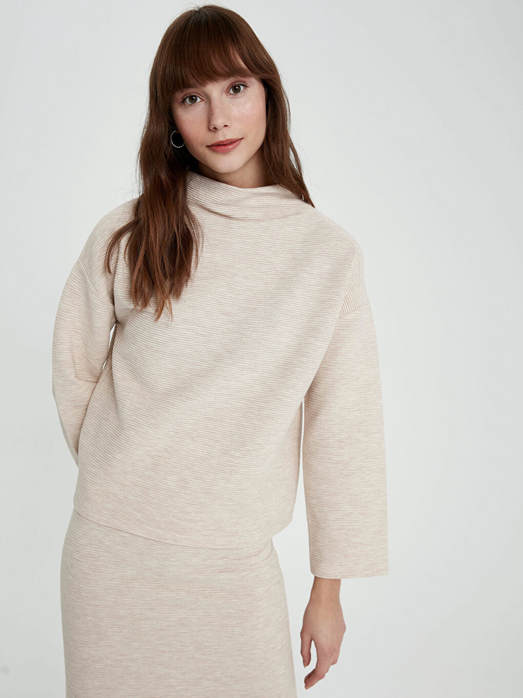 Bej Dik Yaka Düz Uzun Kollu Pamuklu Kadın Tişört-2