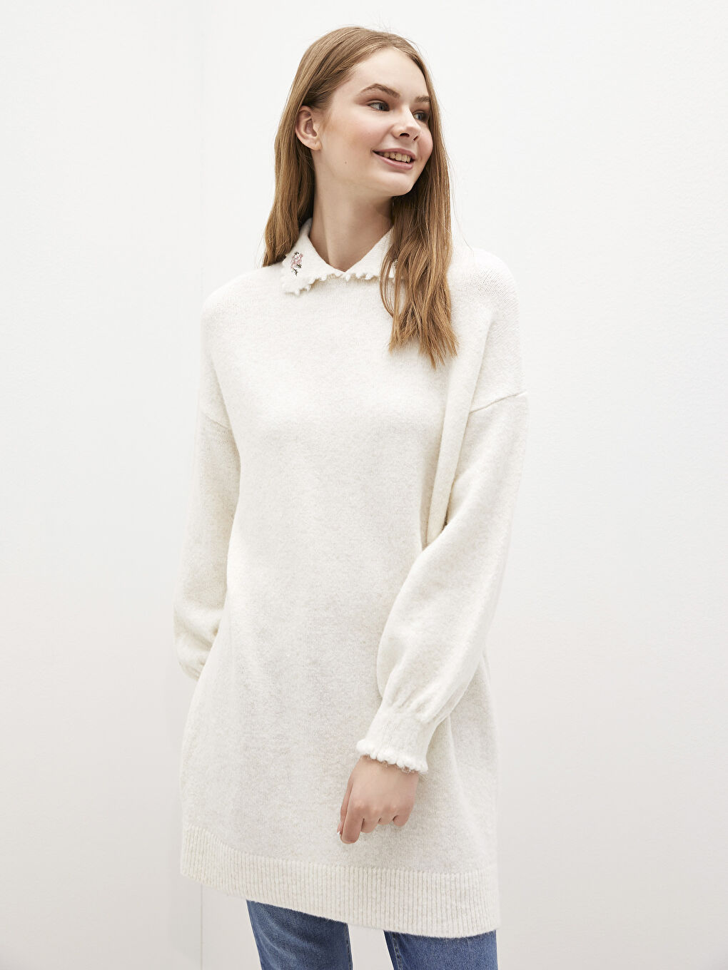 تونيك محبوك بياقة مطرزة بالزهور