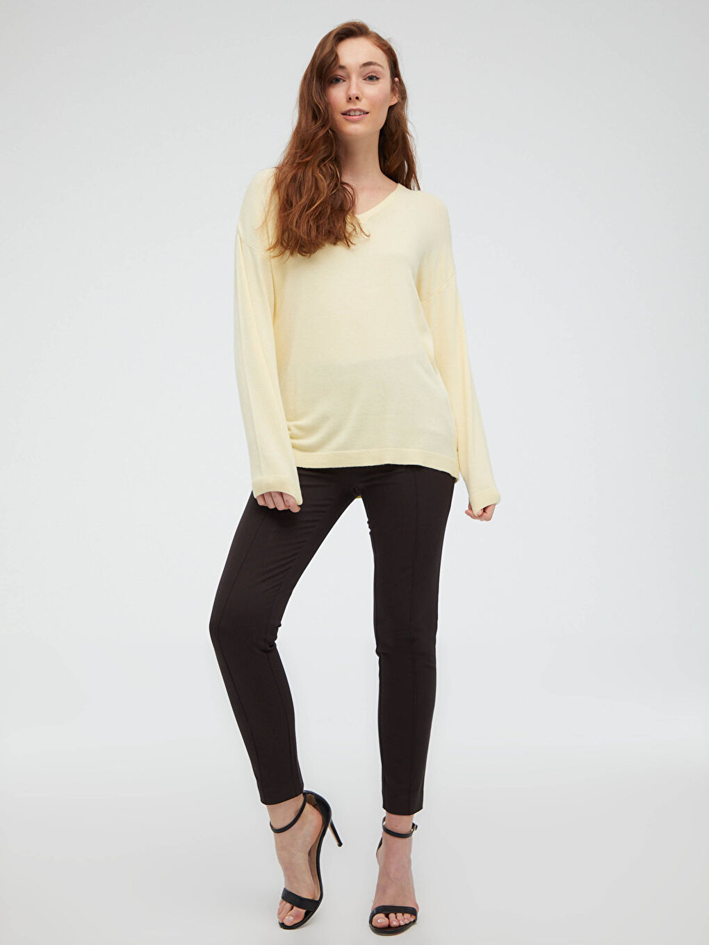 Однотонный свитер с V-образным вырезом из трикотажа-1