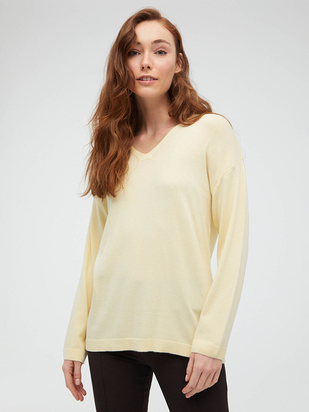Однотонный свитер с V-образным вырезом из трикотажа-2