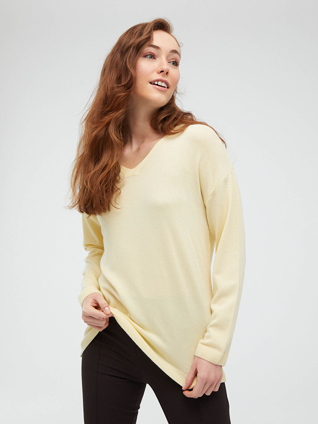 Однотонный свитер с V-образным вырезом из трикотажа-4