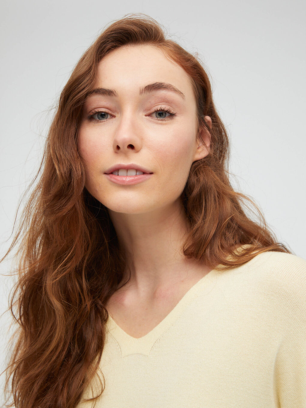 Однотонный свитер с V-образным вырезом из трикотажа