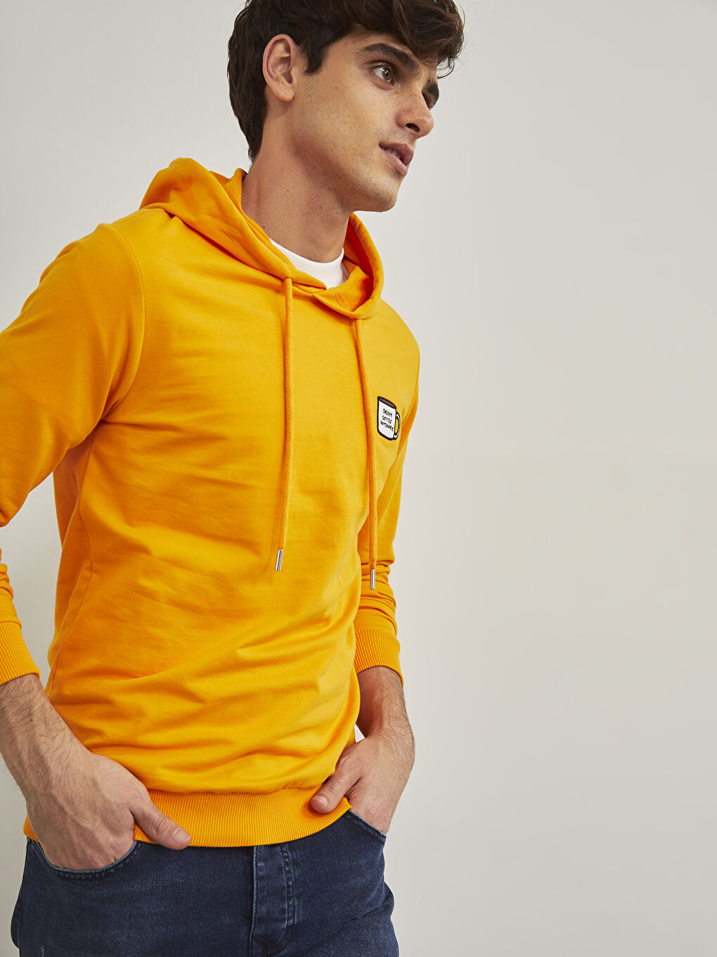 هودي سميك مزود بغطاء رأس ومطرز برقعة-2