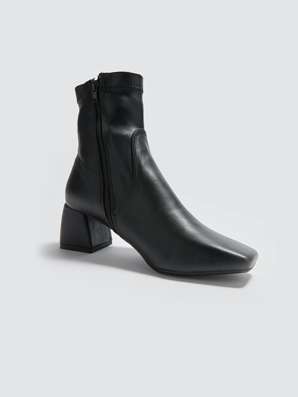 Siyah Deri Görünümlü Fermuarlı Kadın Bot-1