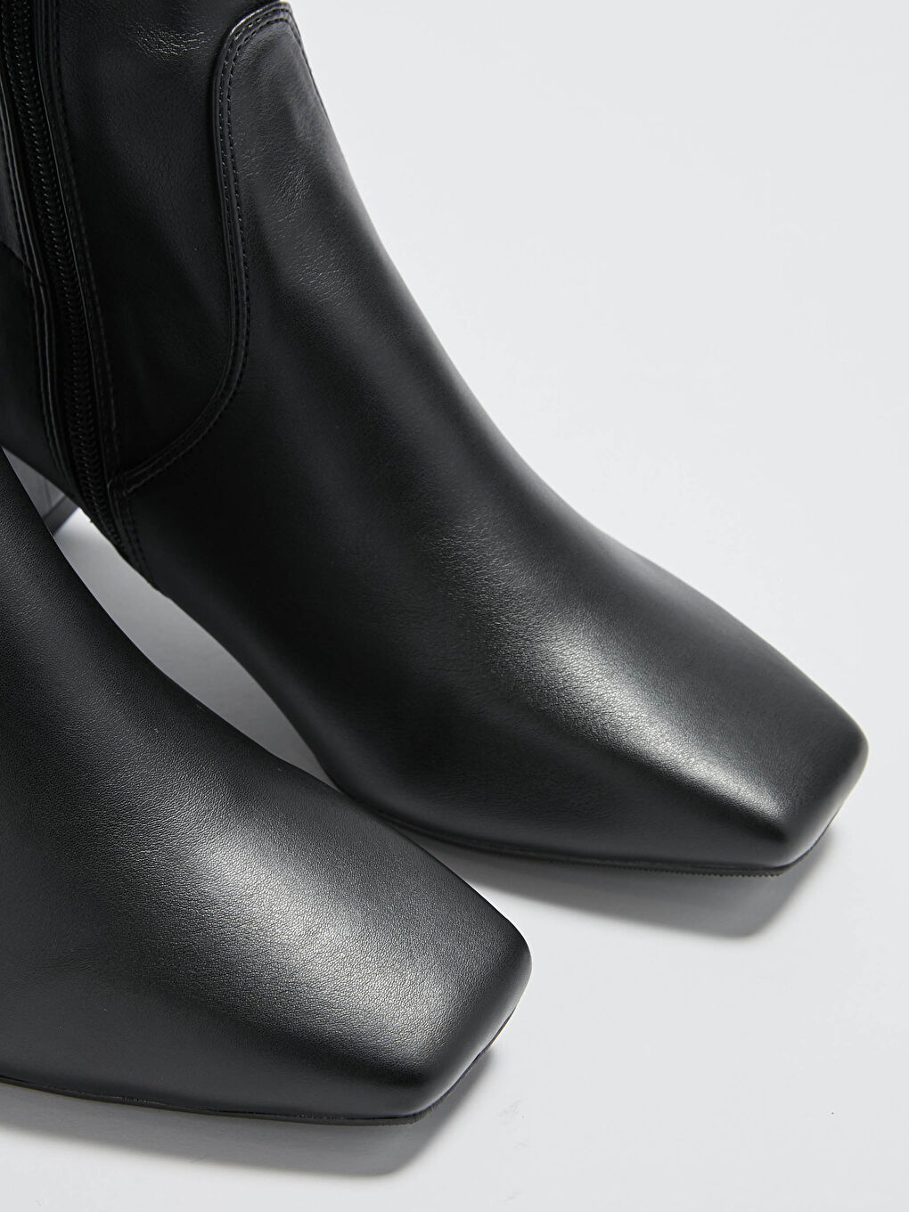 Siyah Deri Görünümlü Fermuarlı Kadın Bot-5