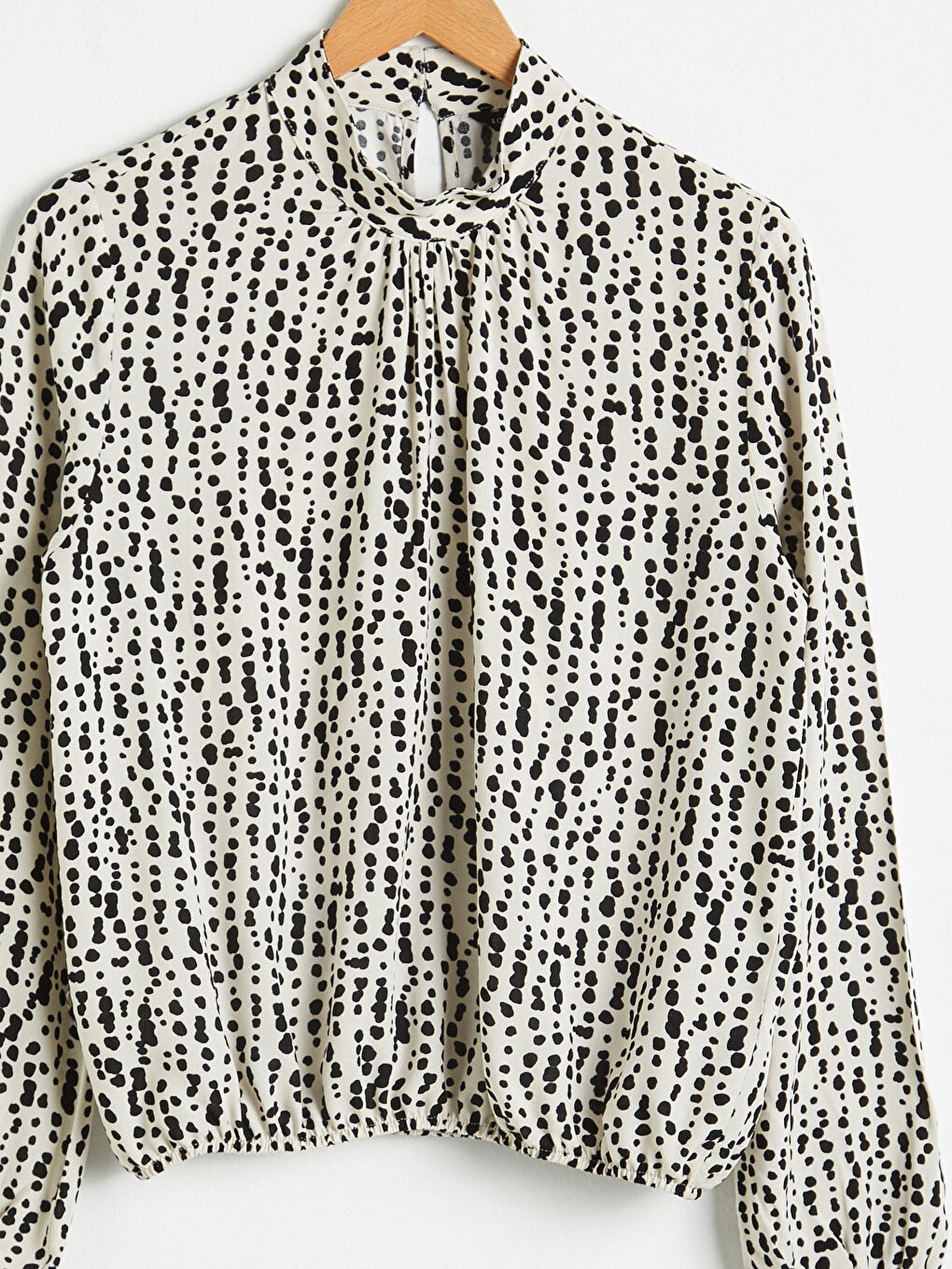 Ekru Dik Yaka Desenli Bluz-2