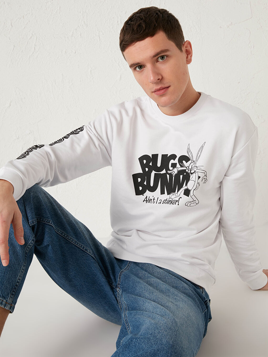 Beyaz Bisiklet Yaka Bugs Bunny Baskılı Kalın Sweatshirt