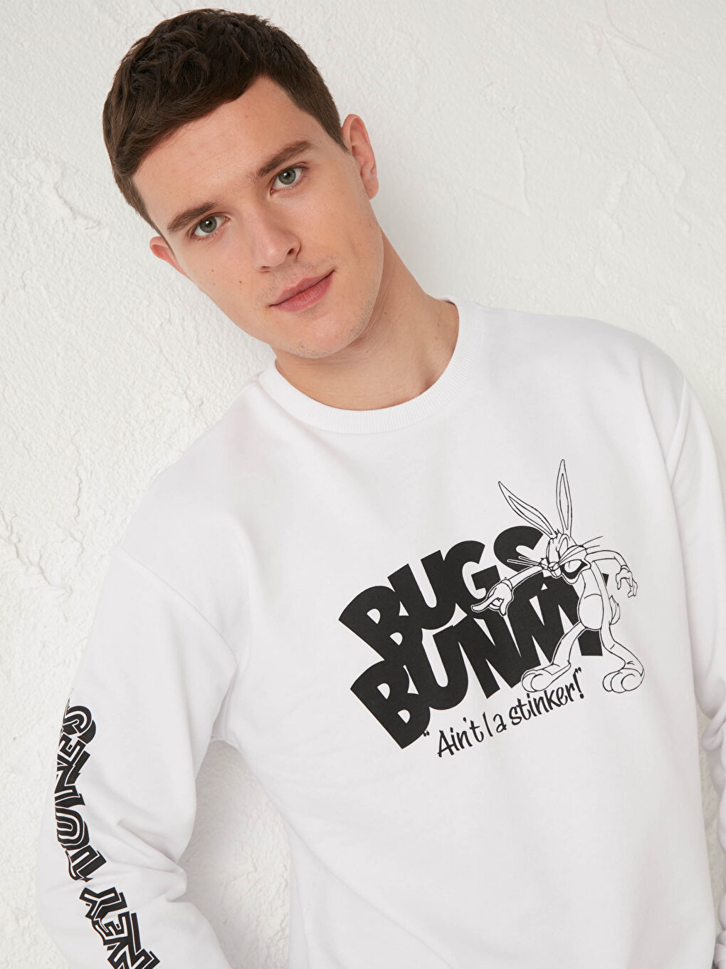 Beyaz Bisiklet Yaka Bugs Bunny Baskılı Kalın Sweatshirt-1