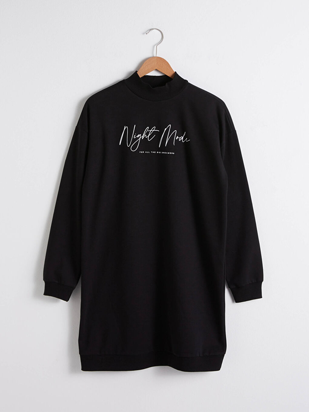 Siyah Yarım Balıkçı Yaka Slogan Baskılı Elbise-5