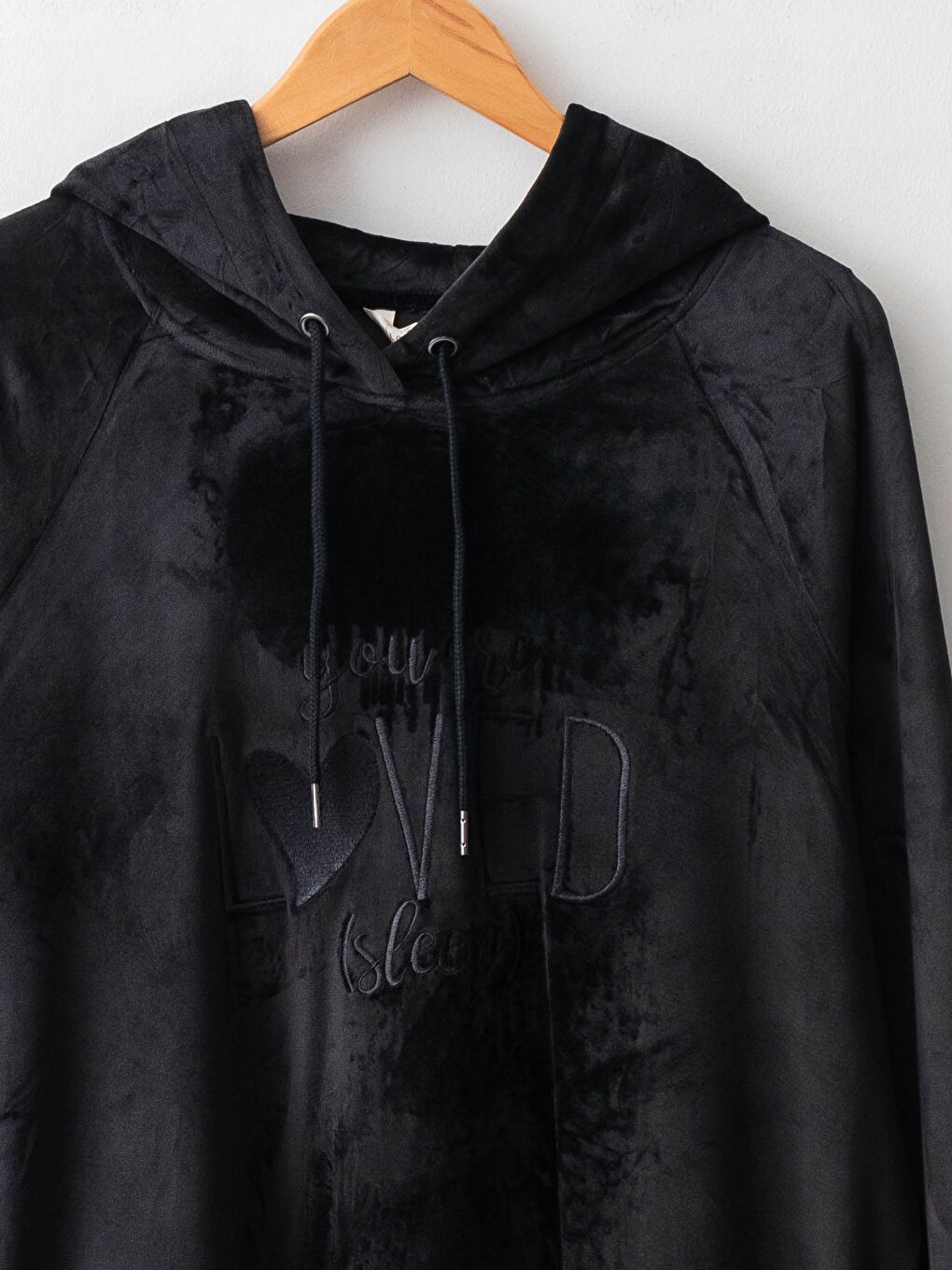 Siyah Kapüşonlu Nakışlı Uzun Kollu Kadife Kadın Pijama Üst-7