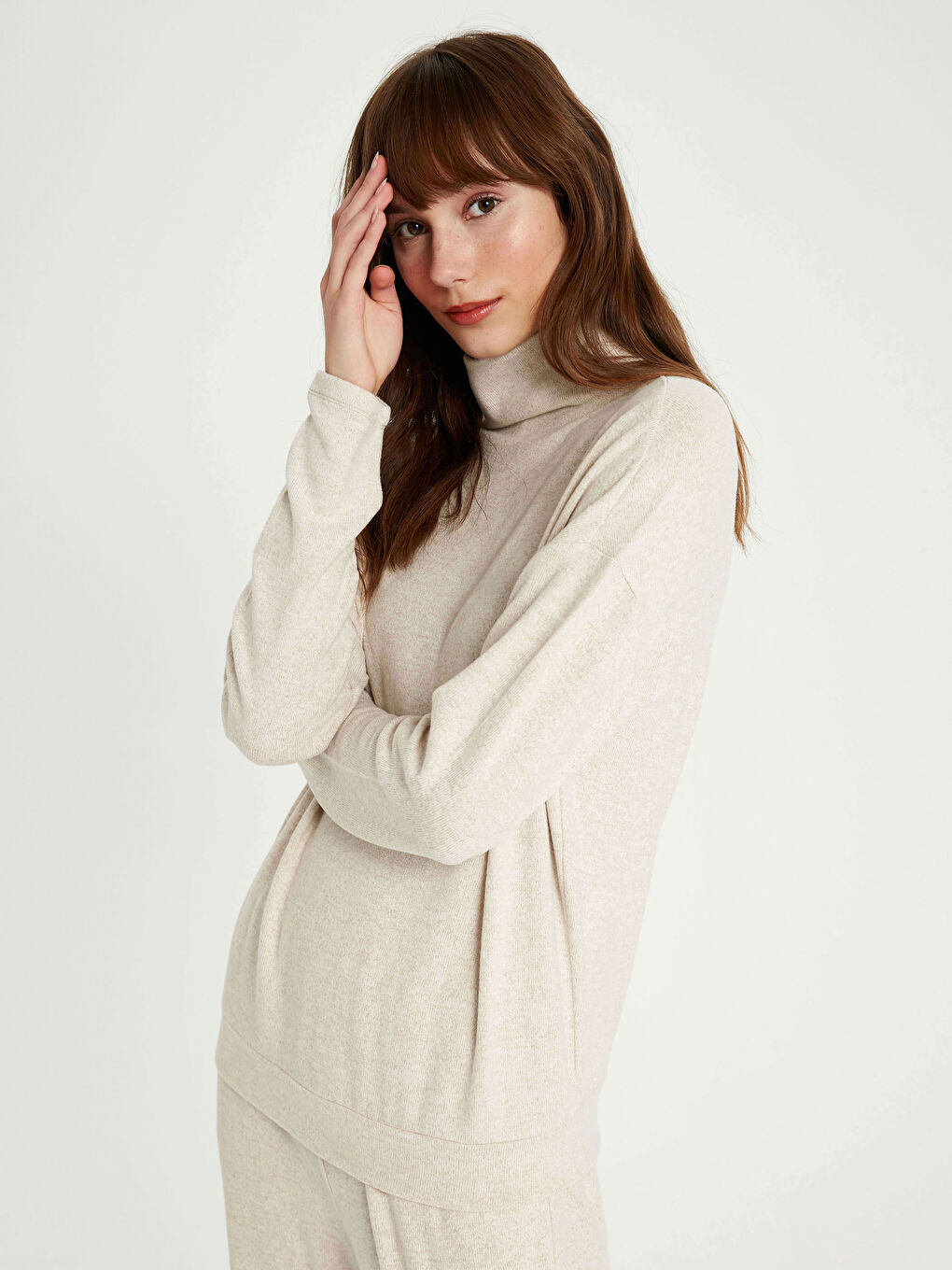 Bej Dik Yaka Düz Uzun Kollu Kadın Tişört-1