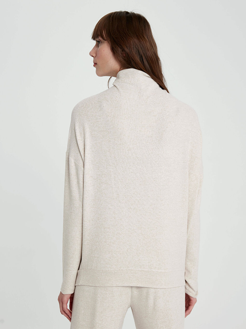 Bej Dik Yaka Düz Uzun Kollu Kadın Tişört-4