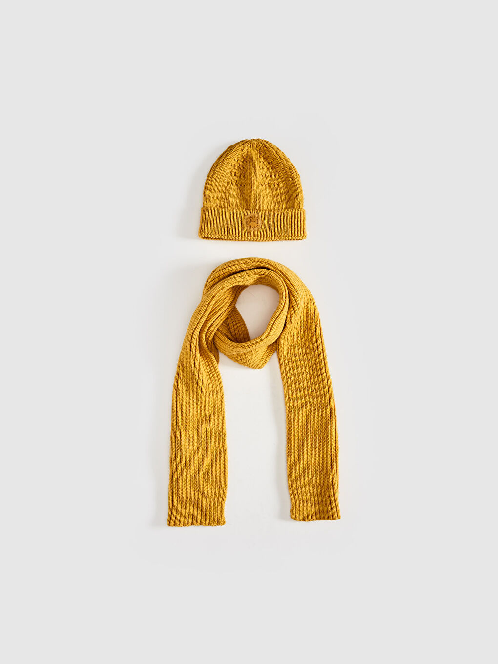 سكارف و طاقية صوف ولادي بطبعة Label