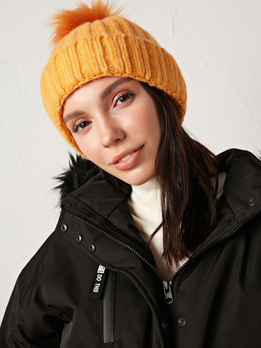 Turuncu Kadın Ponponlu Triko Bere