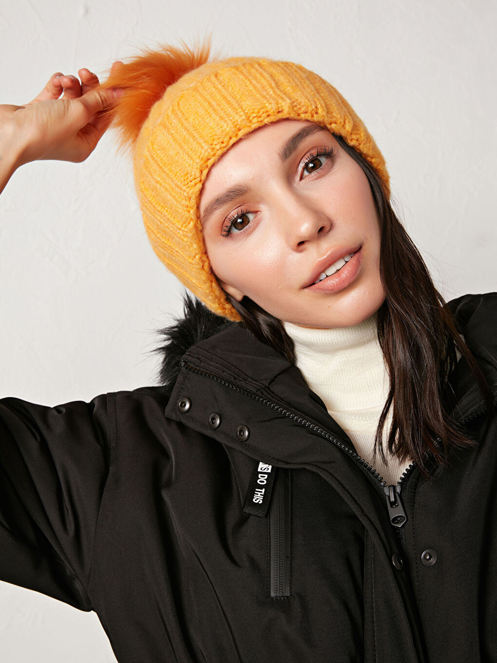 Turuncu Kadın Ponponlu Triko Bere-1