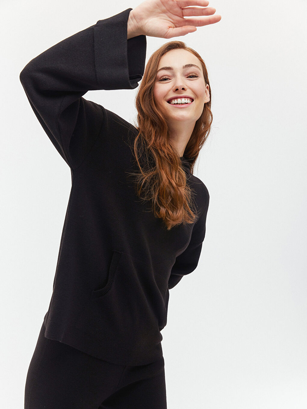 Siyah Kapüşonlu Triko Kazak