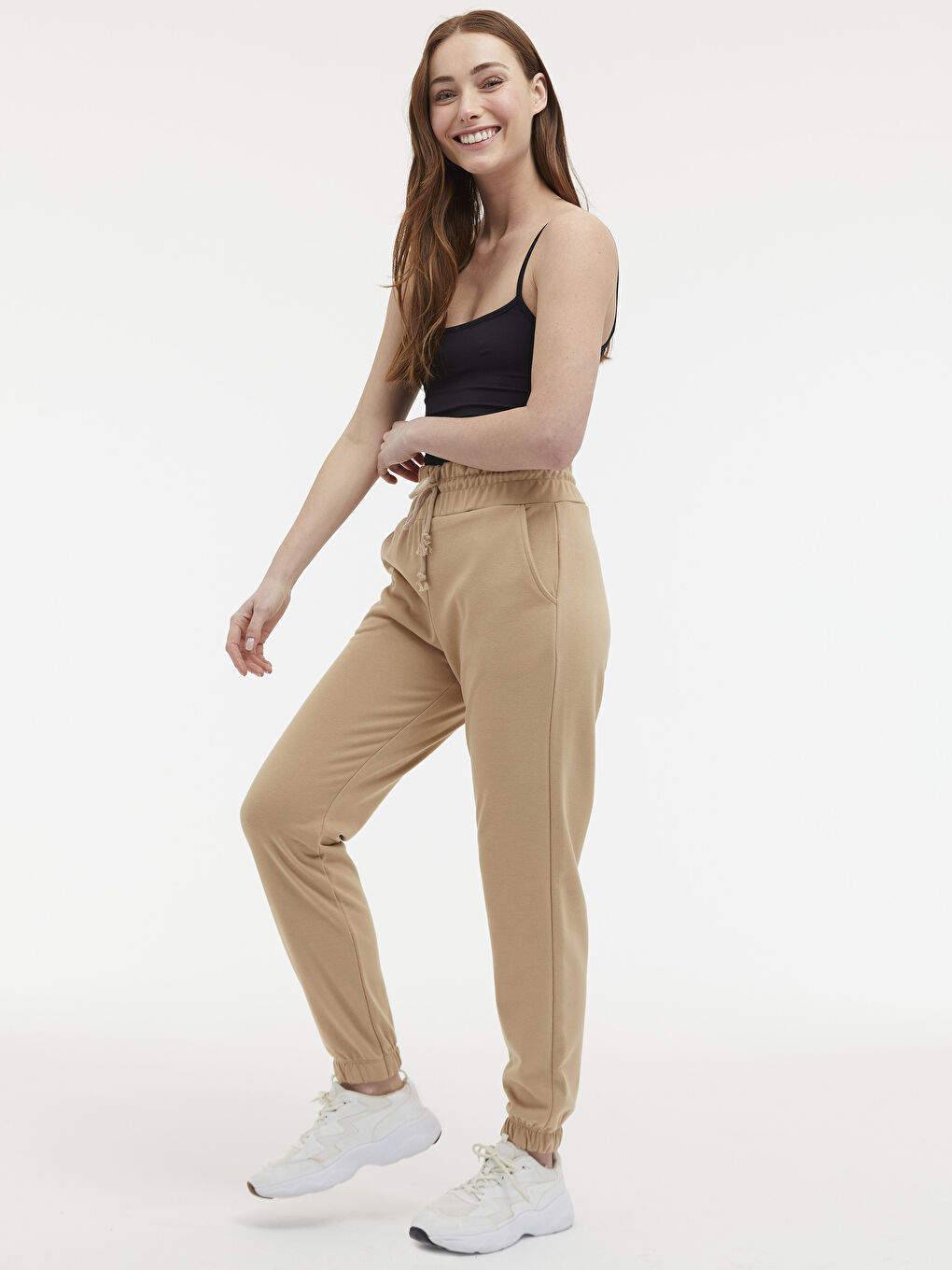 Спортивные брюки с эластичной резинкой на талии