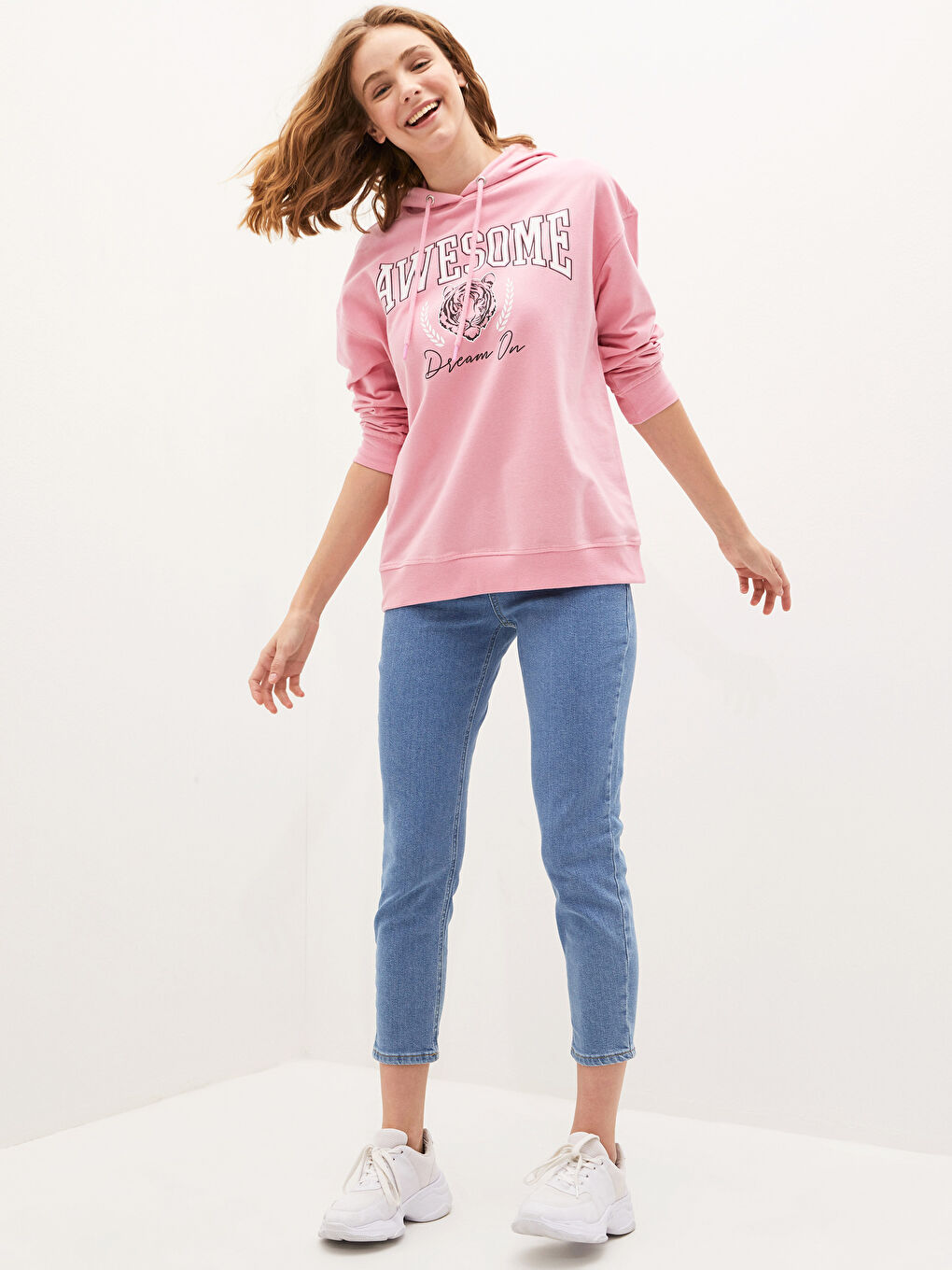 هودي مطبوع بشعار مزود بغطاء رأس-2