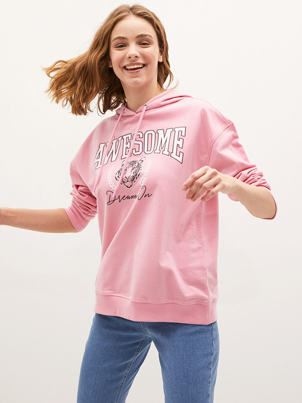 هودي مطبوع بشعار مزود بغطاء رأس